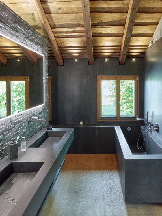 Bad mit grauen modernen Elementen und alter Holzdecke mit Balken