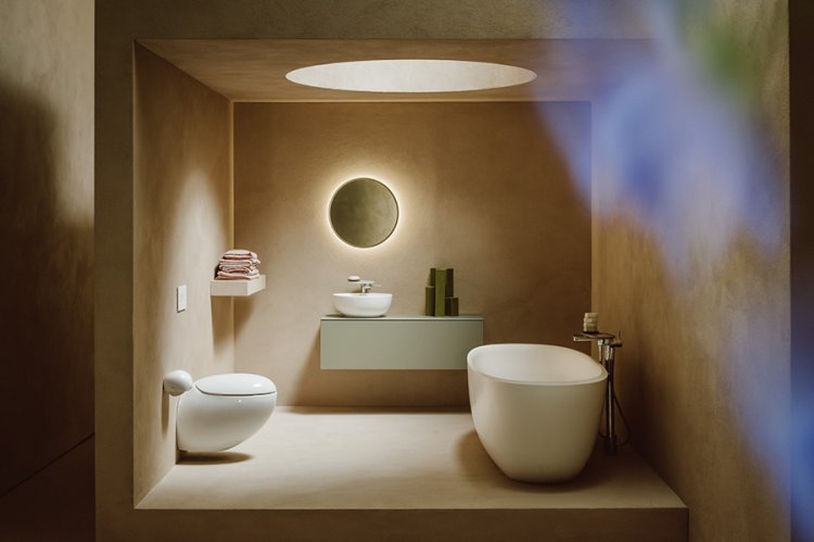 Kubusförmiges Bad in Erdtöntn mit WC, freistehender Badewanne und Waschkonsole in weiss