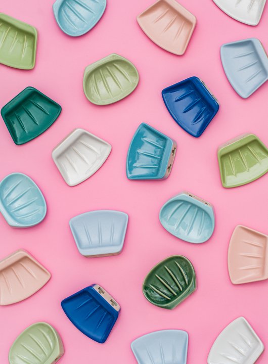 muschelförmige Seifenschalen auf pinkem Hintergrund