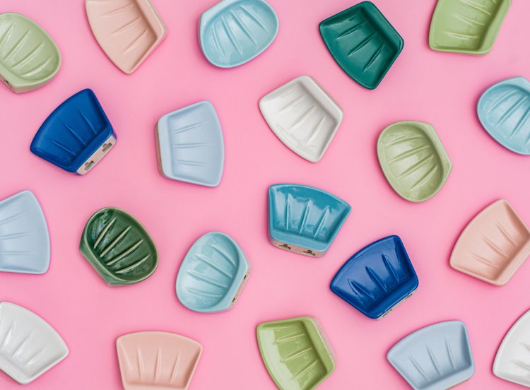 muschelförmige Seifenschalen auf pinkem Hintergrund