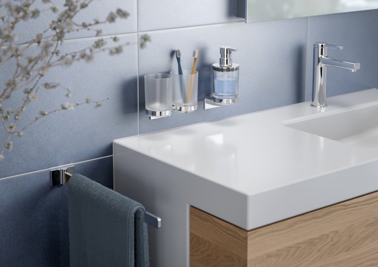 Zahnputzbecher und Seifenspender an Wandhalterung über Waschbecken