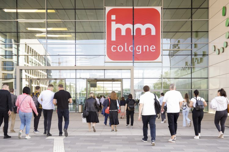 ;enschen strömen zu Messeeingang der imm cologne