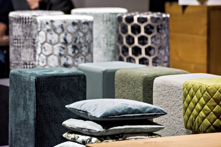 mit untereschiedlichen Stoffen überzogene kubische Hocker