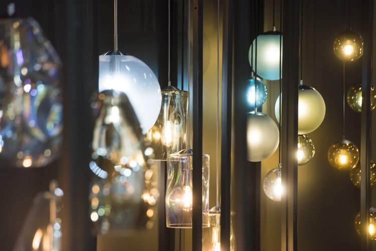 Verschiedene Glasleuchten leuchten in dunklem Raum