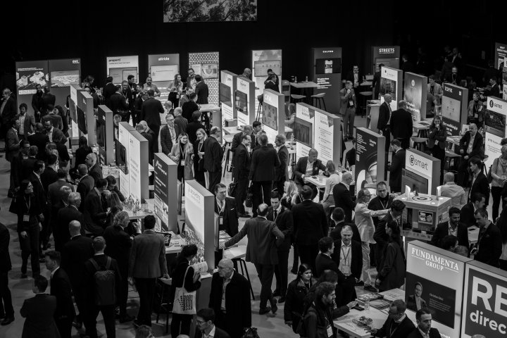 Schwarzweiss-Bild von Menschenmenge an Messeständen