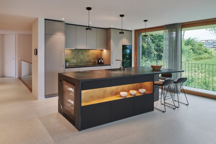 Moderne Küche mit schwarzer Kücheninsel