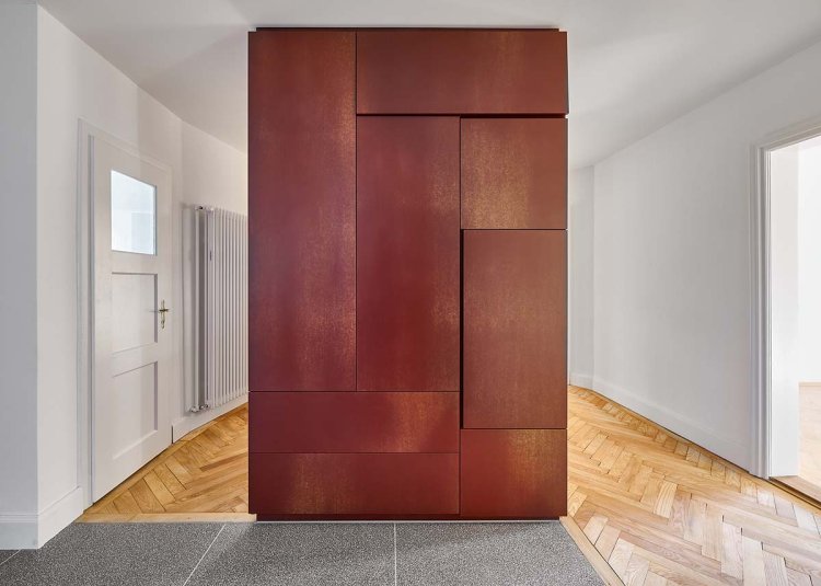 grosser brauner Schrank in Altbau