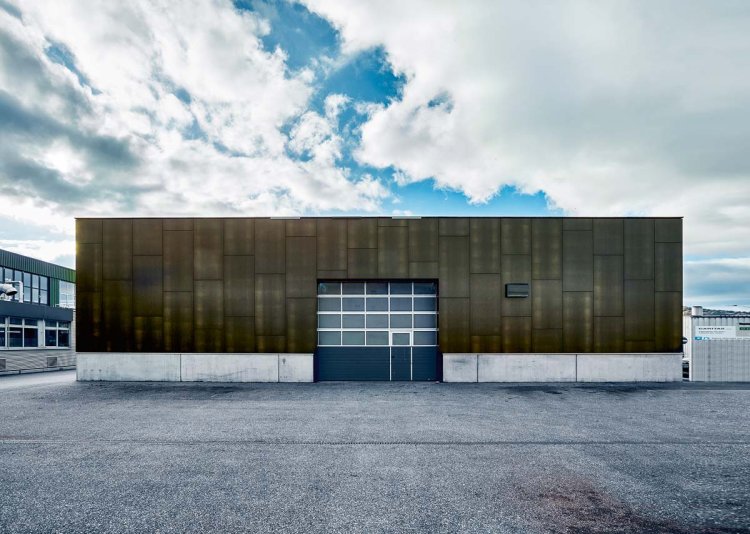 flaches Industriegebäude mit brauner Fassade
