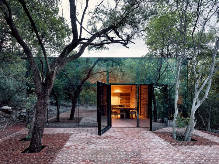 Gebäude mit verspiegelter Fassade im Wald