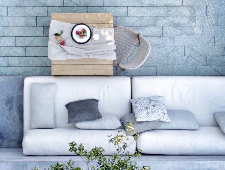 Outdoorsofa auf Granitplatten, von oben fotografiert