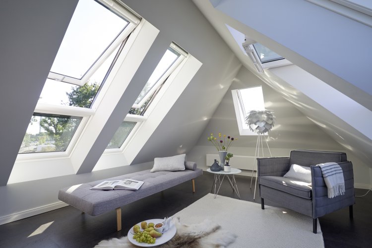 Dachgeschoss-Wohnzimmer mit grossen Fenstern
