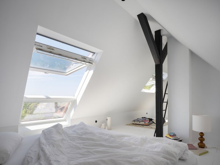 Schlafzimmer unter dem Dach mit grossem Fenster