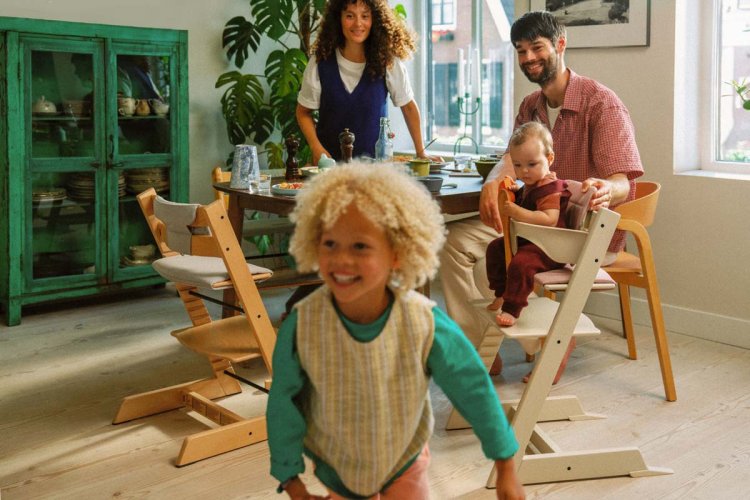 Familie am Esstisch mit Tripp Trapp-Stühlen