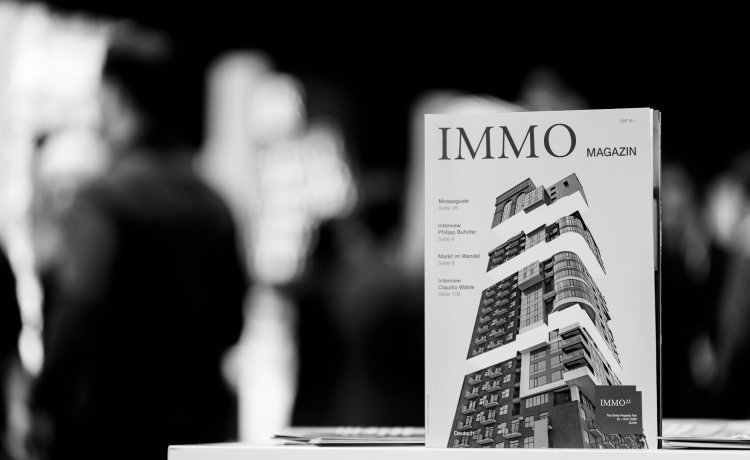 Schwarzweissfoto von Immobilienmagazin