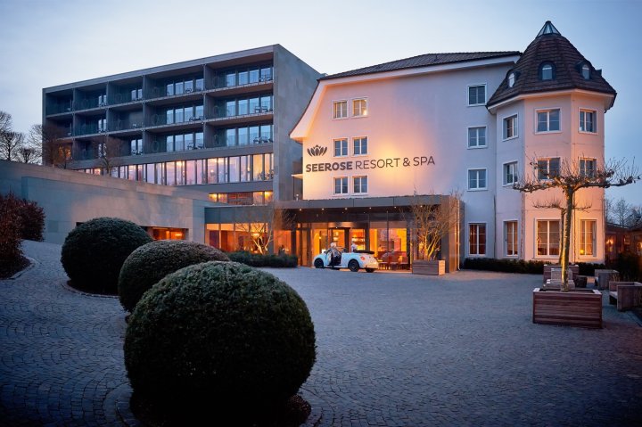 Seerose Resort & Spa am Hallwilersee Aussenansicht in Abenddämmerung