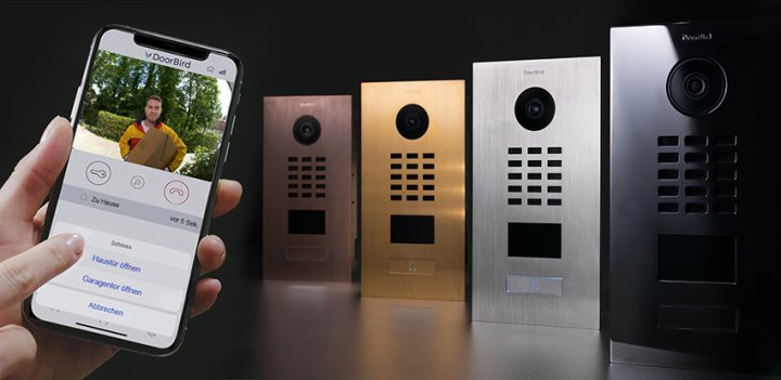 DoorBird Schliesssystem in Verschiedenen Farben mit Smartphone im Vordergrund