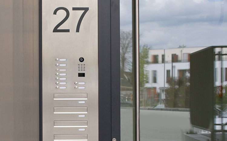 Türsprechanlage von DoorBird aus korrosionsfestem Edelstahl in Silber