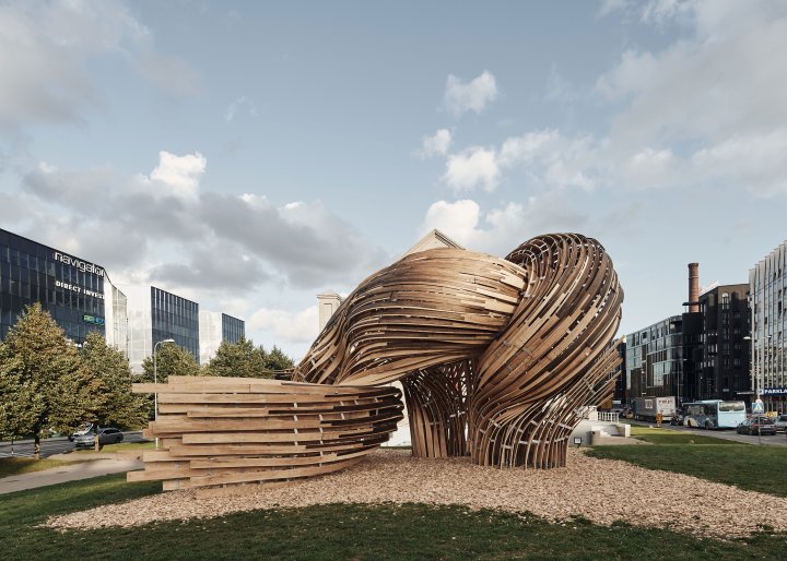 Geschwungene Holzskulptur Steampunk von SoomeenHahm Design