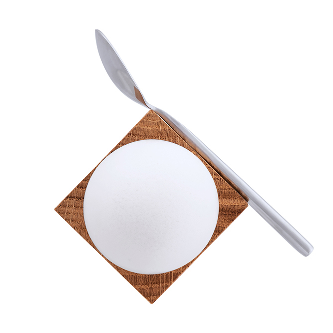 Quadratischer Eierbecher aus Holz mit magnetischem Löffel von Clap Design Ansicht von oben