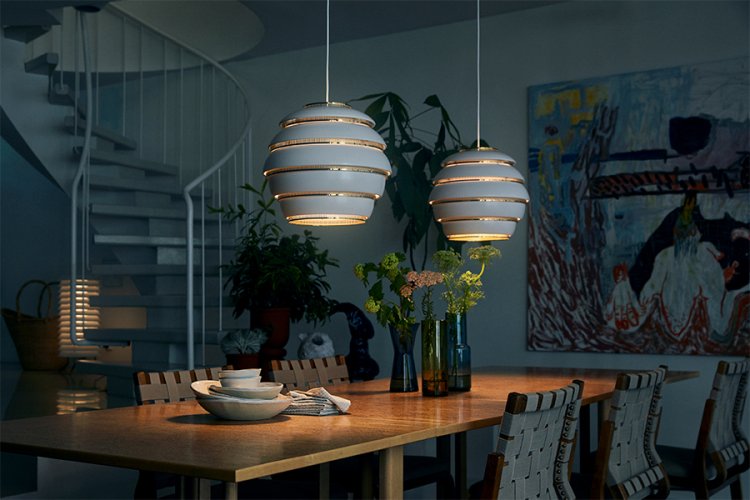 «Beehive» Pendelleuchten über einem Holztisch mit gemütlichem Licht in Abendstimmung