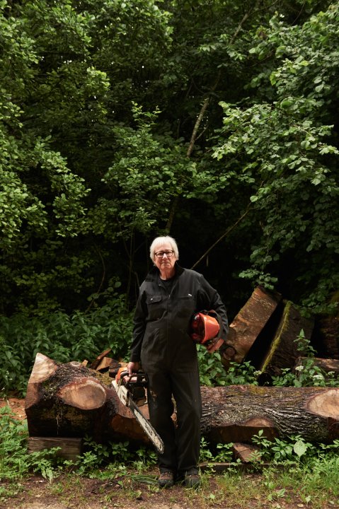 Porträt Beat Breitenstein im Wald mit Motorsäge und versagten Eichenstämmen