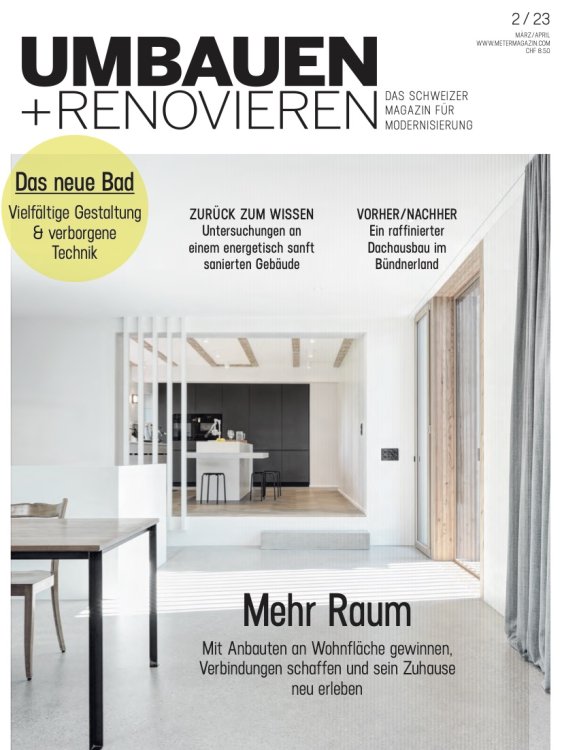 Titelbild eines angebauten Wohnzimmers mit Blick in Küche der Ausgabe 2/23 von Umbauen+Renovieren.