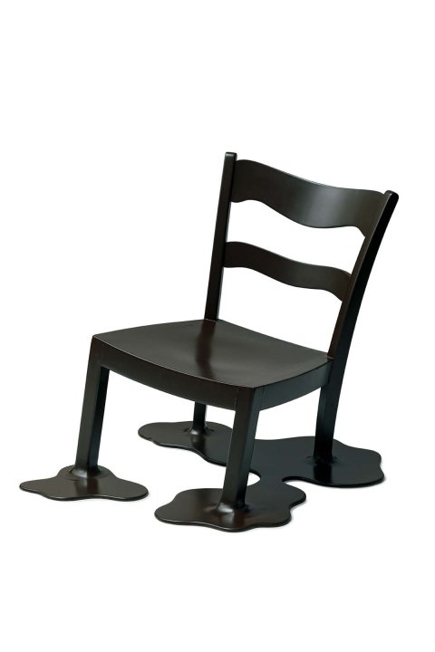 Schwarzer Stuhl schräg stehend auf schmelzenden Beinen, Skulptur von Trix und Robert Haussmann