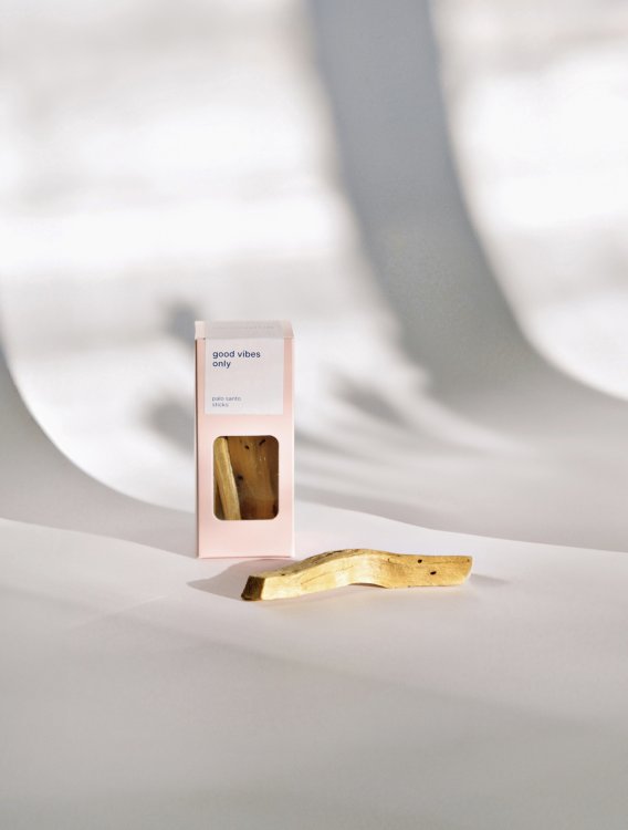 Eine rosa Packung mit Palo Santo Sticks vor weissem Hintergrund