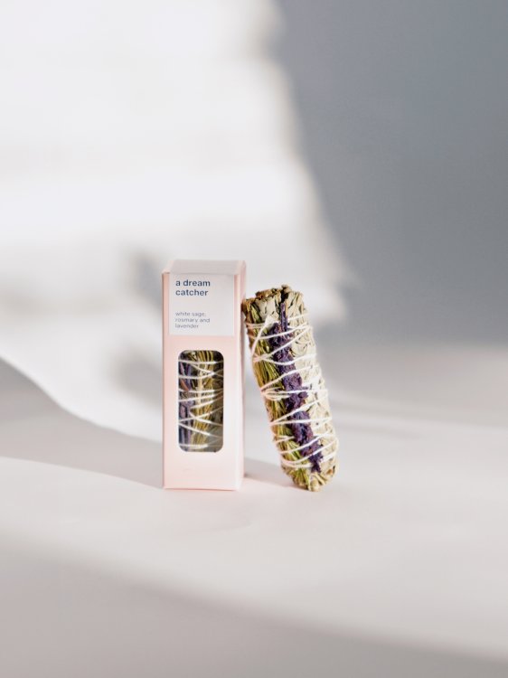 Ein Rächerbündel an eine pinke Verpackung gelehnt vor weissem Hintergrund