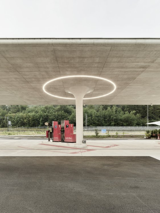 Eine Pilzsstütze mit daraufliegendem Betondach und roter Tanksäule