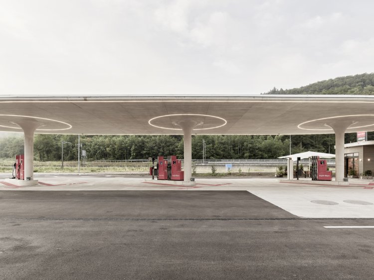 Tankstelle mit drei Pilzstützen und Betondach