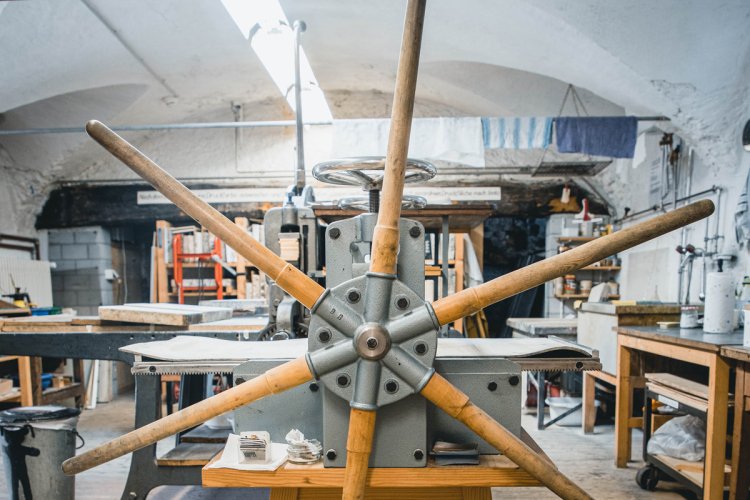 Einblick in eine Druckwerkstatt mit traditionellen Geräten