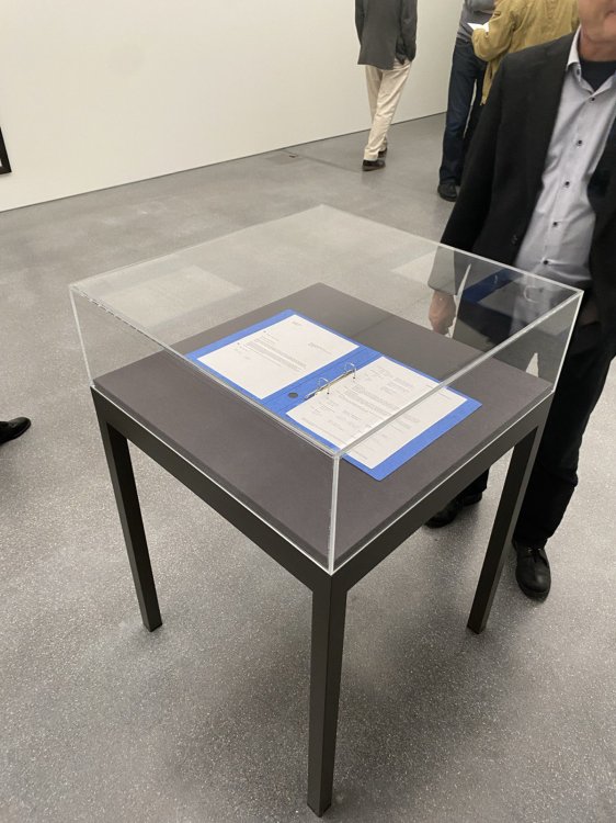 Vertrag auf Papier in einem Museum in Glasbox ausgestellt
