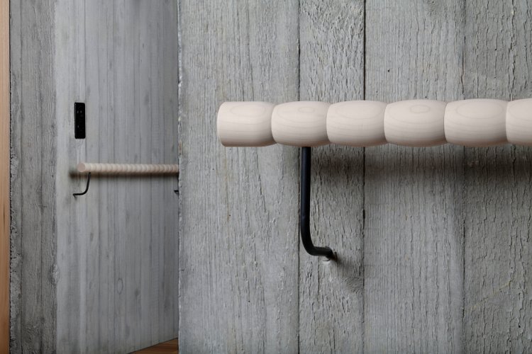Handlauf aus Holz an einer Betonwand angebracht