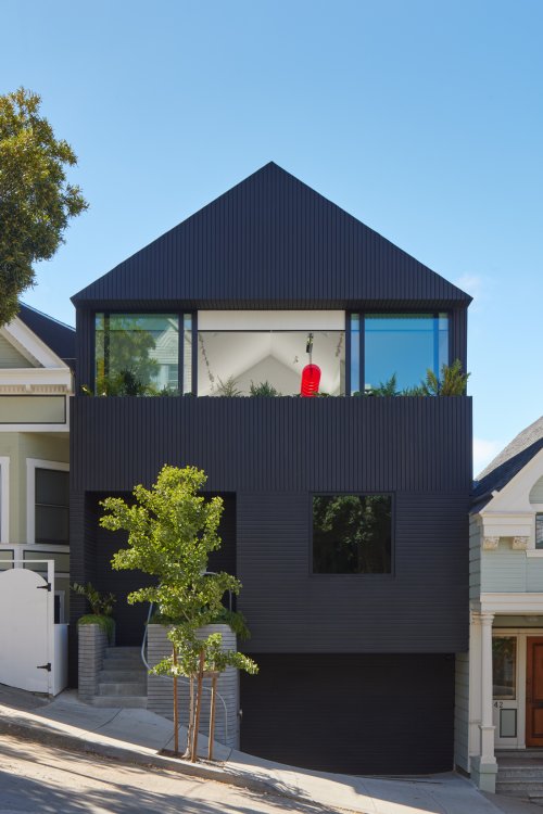 Schwarzes Haus mit Gibeldach an einer steilen Strasse in San Francisco