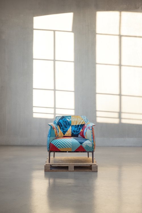 Bunter Armchair «Archibald Delicate Balance Limited Edition» frontal in einem lichten Raum auf einer Holzpalette inszeniert.