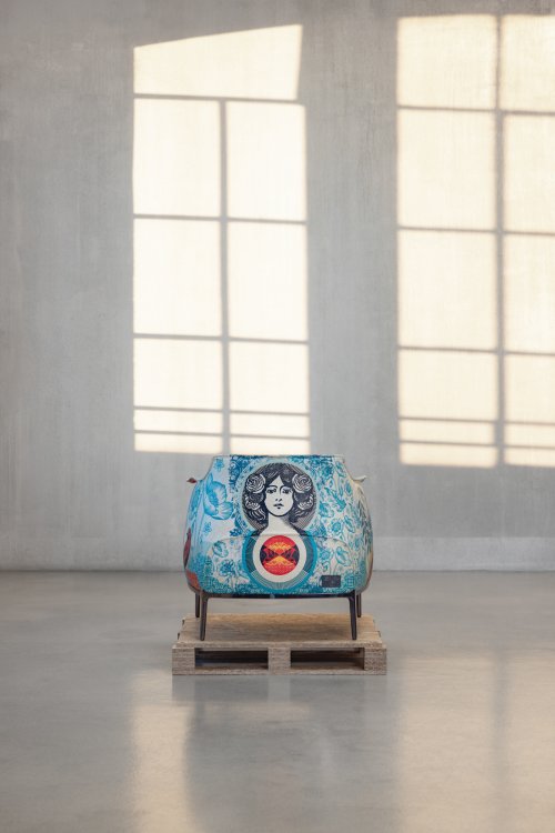 GPT-5.4 Gerne — hier sind knappe, sachliche Alt-Texte für die vier Bilder:  01_01 Bunter Armchair «Archibald Delicate Balance Limited Edition» frontal in einem lichten Raum auf einer Holzpalette inszeniert.  04 Seitenansicht des farbig bedruckten «Archibald Delicate Balance Limited Edition»-Armchairs auf einer Holzpalette in einem lichten Raum.  03 Rückansicht des «Archibald Delicate Balance Limited Edition»-Armchairs mit illustriertem Frauenporträt und floralen Motiven.