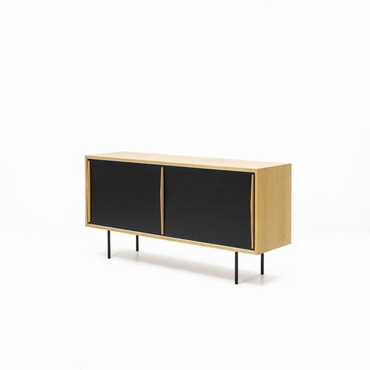 Sideboard «S943»: helles Holzsideboard mit zwei schwarzen Schiebetüren und schlanken schwarzen Metallfüssen vor weissem Hintergrund.