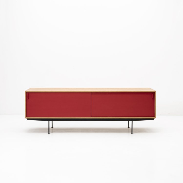 Sideboard „Sesam“ von Dieter Waeckerlin, frontale Ansicht: roter Korpus im Holzrahmen auf schwarzen Metallfüssen vor weissem Hintergrund.