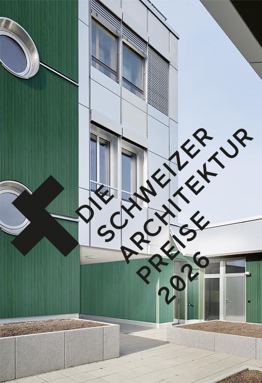 Teaserbild der Schweizer Architekturpreise 2026 mit Innenhof eines modernen Wohnbaus in Grün und Weiss sowie diagonal gesetztem Schriftzug «Die Schweizer Architektur Preise 2026».