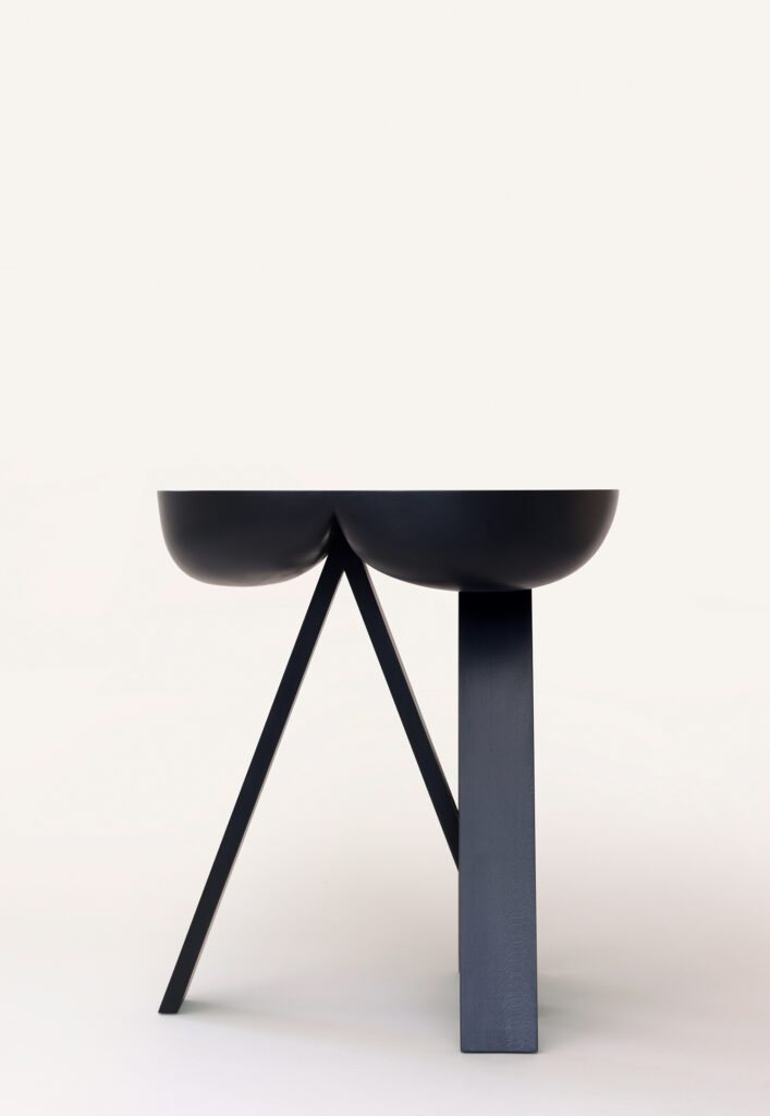 Für Karakter Copenhagen entwarfen Plueer Smitt «Side Table N°2» aus schwarz gebeiztem Ahornholz.