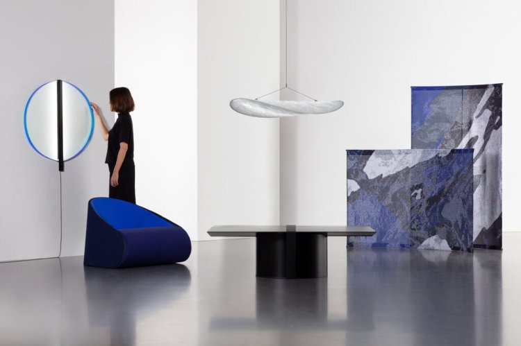 Designbüro Panter & Tourron aus Lausanne, Frau in einem Raum mit Designmöbel