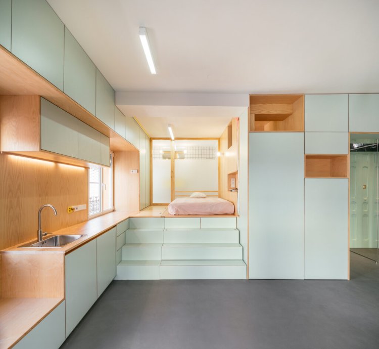 Wohnen auf kleinstem Raum im Yojigen Poketto Apartment (2017) von elii [oficina de arquitectura].