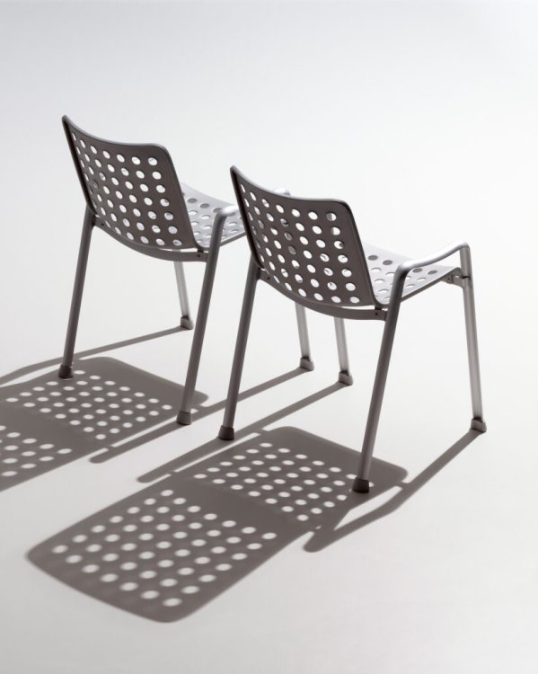 Zwei Landi-Stühle von Hans Coray vor weissem Hintergrund, seitlich fotografiert