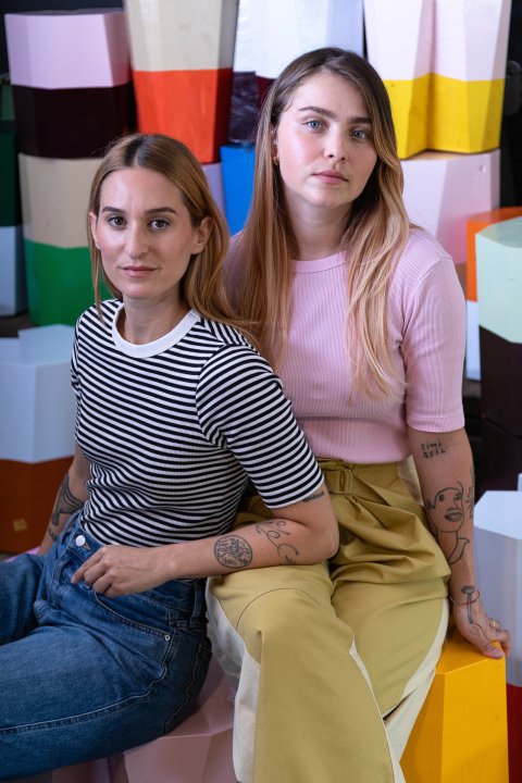 Portrait von Cheryl Graf und Marielle Ingrassia vor buntem Hintergrund