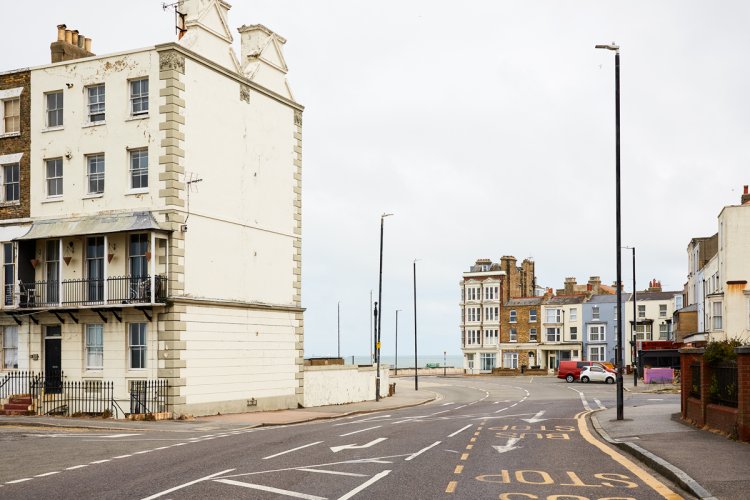 Herrschaftshaus mit Strand im Hintergrund