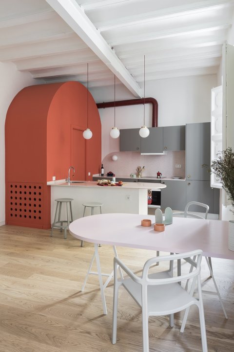 Seitenansicht aus der Publikation Kitchen Living mit moderner Design-Wohnküche und rotem Ofenelement