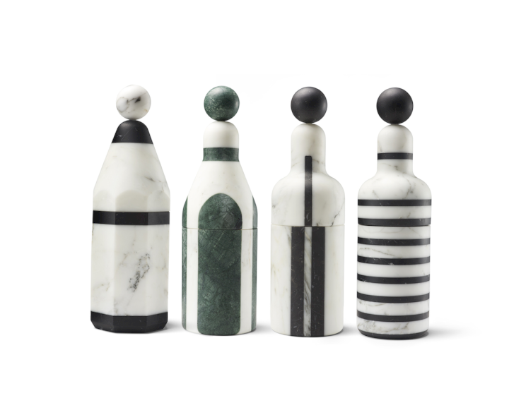 Weisser Marmorbehälter aus der Reihe Coolers von Editions Milano auf einem Tisch mit alten Campari-Flaschen