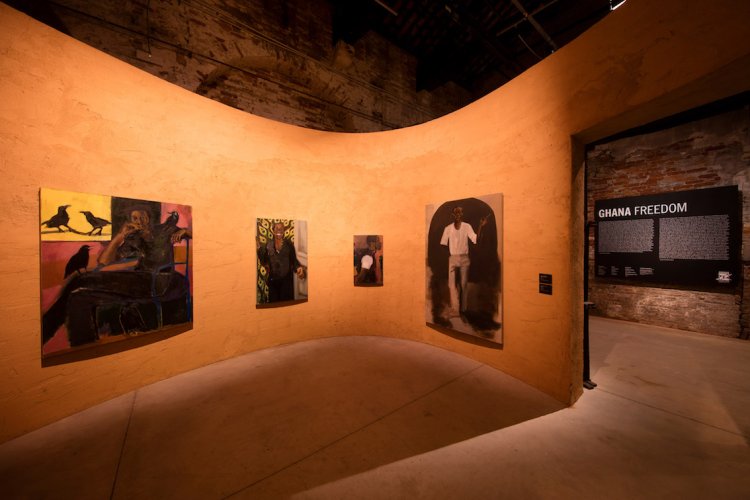 Raumansicht des Ghana-Pavillons an der Kunst-Biennale von Venedig mit Gemälden von Lynette Yiadom-Boakyeim
