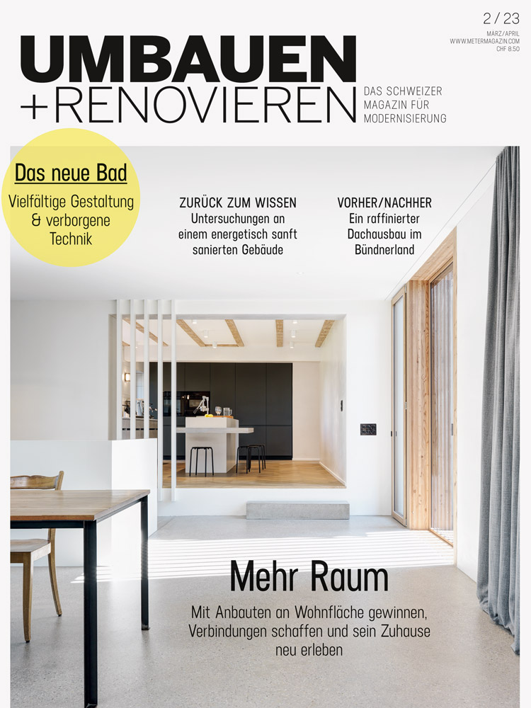 Titel der Zeitschrift Umbauen+Renovieren mit dem Foto eines Essraums, durch den man auf eine Küche schaut